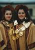 Gabriella e Cristina negli sgargianti costumi da Incas