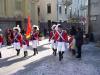 ecco a voi la meravigliosa bandiera delle cascine che sfila sotto il campanile del borgo!