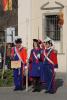 La Vivandiera Patrizia accompagnata da Marco e Matteo in posa davanti alla Chiesa