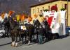 In piazza San Germano gli splendidi cavalli attendono l'arrivo della Mugnaia